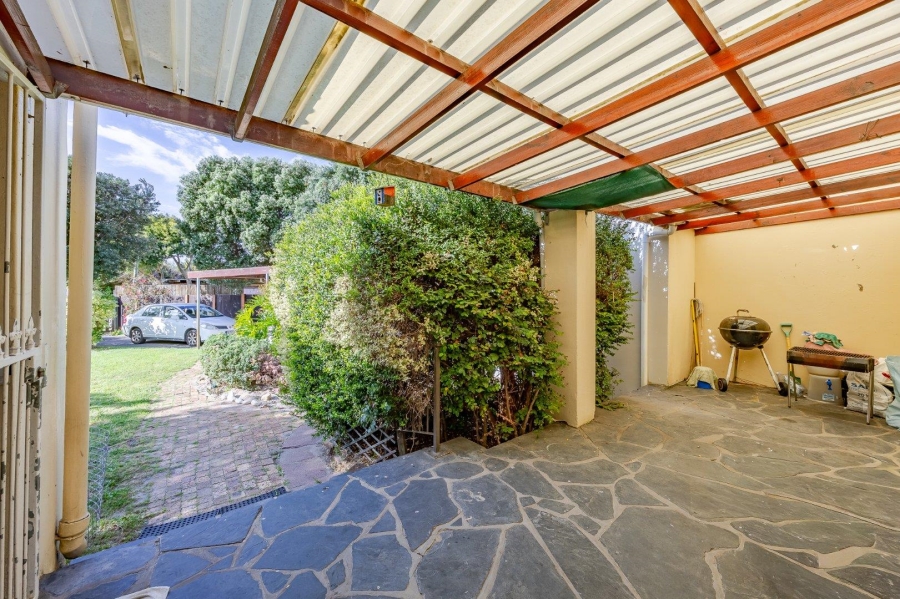 5 Bedroom Property for Sale in Lakeside Western Cape